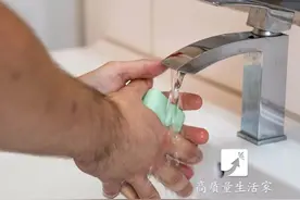 满屋子头发难清理？一根皮筋全搞定~图片