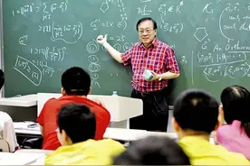 四川一高校教授离职吐槽：一年工资15万，不能供孩子出国留学图片