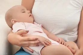 宝宝一放下就醒，只能抱睡怎么办？育婴师告诉你3个小妙招图片