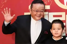 王刚与儿子相差60岁，妻子风韵犹存，现在要移居国外了吗图片