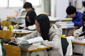 如何判断孩子是学霸还是学渣？班主任：看课桌里面有什么就知道了图片