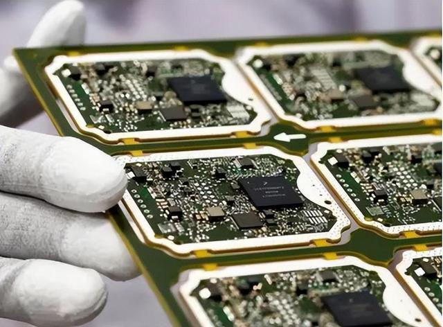 松口了？芯片荒“救命药”来了，荷中企出货，车企：零件已在路上