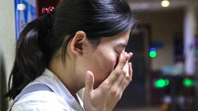 16岁少女坐火车硬卧被侵犯，男子被抓后狡辩称：我就蹭了蹭没进去