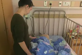 “母女”相差12岁，女儿病危，母亲却让女儿自己选择生死图片