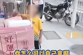 男孩找摊主要糖被拒直接上手拿，摊主：不认识，之前已经给过一次糖图片