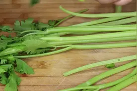 芹菜里打2个鸡蛋，真厉害了，老保姆的拿手绝活，比吃肉还香图片