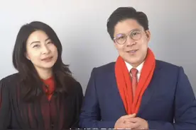 霍启刚携郭晶晶送新年祝福，戴婚戒恩爱出镜，被赞长了国泰民安脸图片