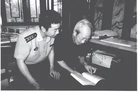 1950年，毛主席新画像挂上天安门，民众不满：怎么就一只耳朵？图片