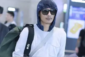 男人穿运动裤不用选太复杂的，学朴树这么搭配，越简单越好看图片
