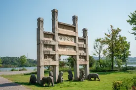 《本草纲目》从写作到出版历经44年 李时珍墓前“科学之光”牌坊熠熠生辉图片