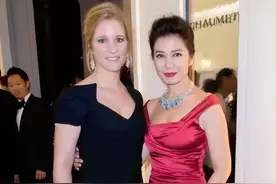钟楚红美到国外去了！穿鱼尾裙明艳高贵，与戛纳影后合影气质完胜图片