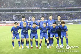 武汉三镇遭遇2轮不胜！韦世豪传球刘殿座低级失误，国安球迷调侃：终于偿还了当年的爆射乌龙图片