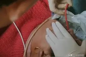 15年上海老太吐出2升黑血，医生看后面色凝重，老太反应令人心酸图片