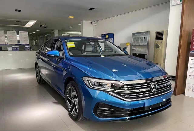 中庸依旧是亮点，新款速腾探店，5个优点3个缺点，花15万你买它？