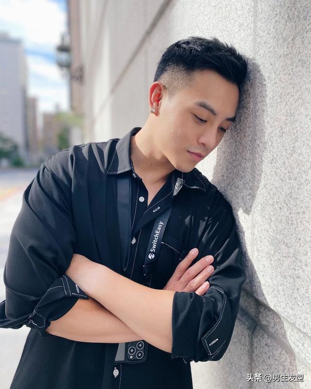 没有了发哥那种大背头的油腻感,因此剪出来的效果显得非常清爽干净