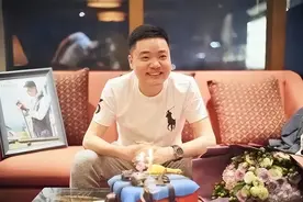 36岁丁俊晖现状！身家过亿却常住国外，大龄妻子气质不俗，挺胖乎图片