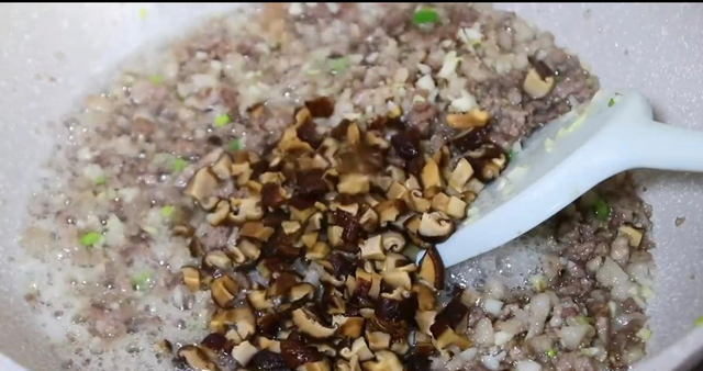 爱吃面条的要收藏了，教你炸酱的家常做法，拌饭拌面都好吃，真香