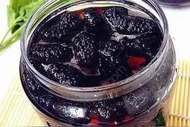 鸡鸭吃泡酒的桑葚醉死，主人处理含泪吃了三大碗图片