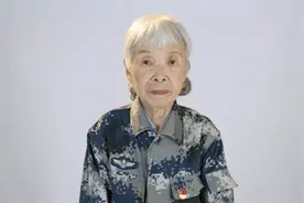 “抠门”老人省吃俭用，攒下1000万捐助家乡，身份曝光后感动中国图片