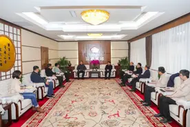 袁清茂与刘英魁一行座谈图片