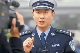 全国最火交警：走红后突然离职，离婚后险些自杀，如今怎么样了？图片