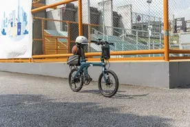 谁说电助力自行车就要配油门？看看这款超未来设计的飞道Fiido X图片