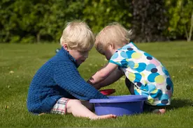 孩子看到别人的东西就想要，要不到就动手抢，家长该怎样引导图片