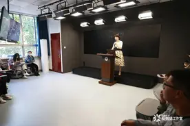 智慧教学新模式！山东大学首次实现全息互动课堂授课图片