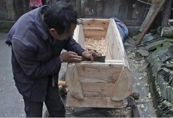 湖北一老汉自制棺材穿寿衣，喝农药孤独死去，离世前留下8个字