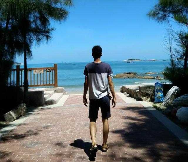女网红和男子去新疆旅游，酒店里发生关系后，用力过猛女子腰折了