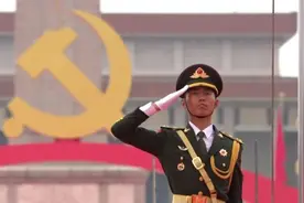 肩扛祖国第一旗张自轩，11年升旗6200次0失误，当兵7年未回家过年图片