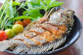 煎鱼时，别再拍粉或撒盐了，教你2招，鱼肉鲜嫩完整，不破不粘锅图片