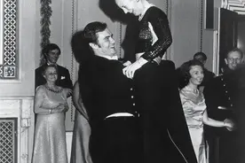 82岁丹麦女王：被丈夫亲亲抱抱举高高，夫妻恩爱51年比英女王幸福图片