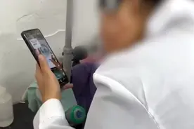 女生做实验硫酸蹭到脸上，边冲水边淡定玩手机，学姐回应：是浓硫酸，蹭得少冲得快，只有一个小创口图片