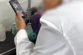 女生做实验硫酸蹭到脸上，边冲水边淡定玩手机，学姐回应：是浓硫酸，蹭得少冲得快，只有一个小创口图片