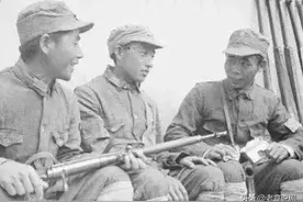 1932年，军长董振堂擦枪时突然走火，政委何长工：关他3天禁闭图片
