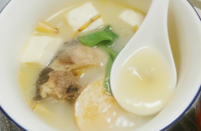 花胶猪展茨实莲子汤 莲子花胶猪肚汤的做法