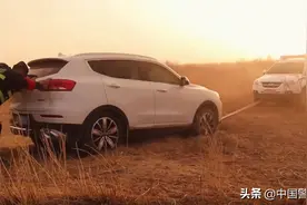 遭遇沙尘暴天气车辆被困 阿拉善民警紧急救助图片