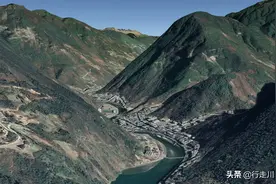 四川这座建在山谷里的县城，宽度仅100多米，开车调头都很困难图片
