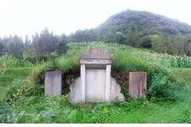 俗语有云：“坟上有洞后代贫，坟旁三物出富人”有道理么？图片