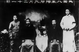毛泽东父亲50大寿，他与弟弟陪父亲照相，这是他们此生仅有的合影图片