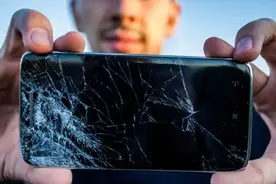 “妈呀好崩溃，手机屏坏了，要换吗？”当然！里边的道道可多了图片