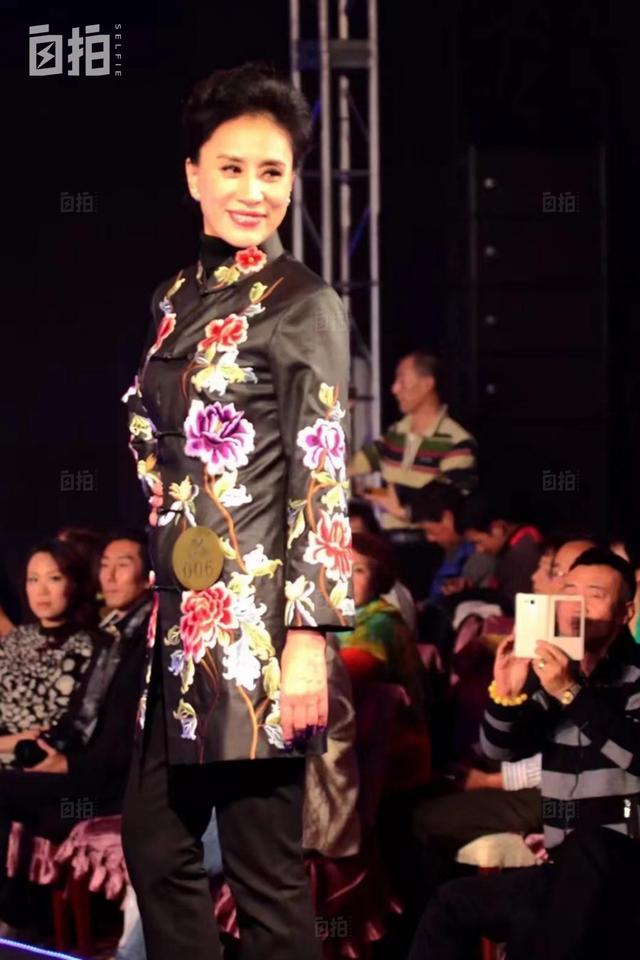 女子穿警服半辈子 60岁后走秀拿奖