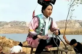 难怪电视里只有上半身，镜头下移后，是不能看的尴尬全景图片