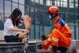 本年度最甜爱情故事：蓝朋友成了男朋友！汶川地震“钢腿女孩”官宣恋爱，全网磕糖图片