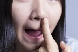 没事老挖鼻孔的人，鼻孔会变大？劝你手下留情，以免承受4个后果图片