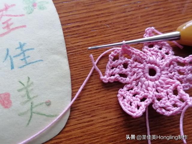 钩织了好几朵高颜值糖果色的可爱立体镂空花花,这是图文教程哦