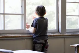 12岁农村少年遭打，却被父亲扇2耳光，结仇27年后父亲已老年痴呆图片