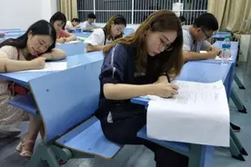 韦神高中上课照走红，老师讲课他闭目养神，课桌干净只有矿泉水图片