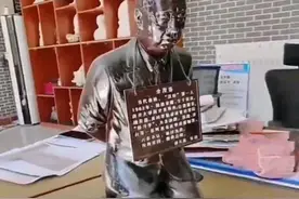 “在哪里？我要吐口水！”余茂春的跪像落成引网友们起争议图片